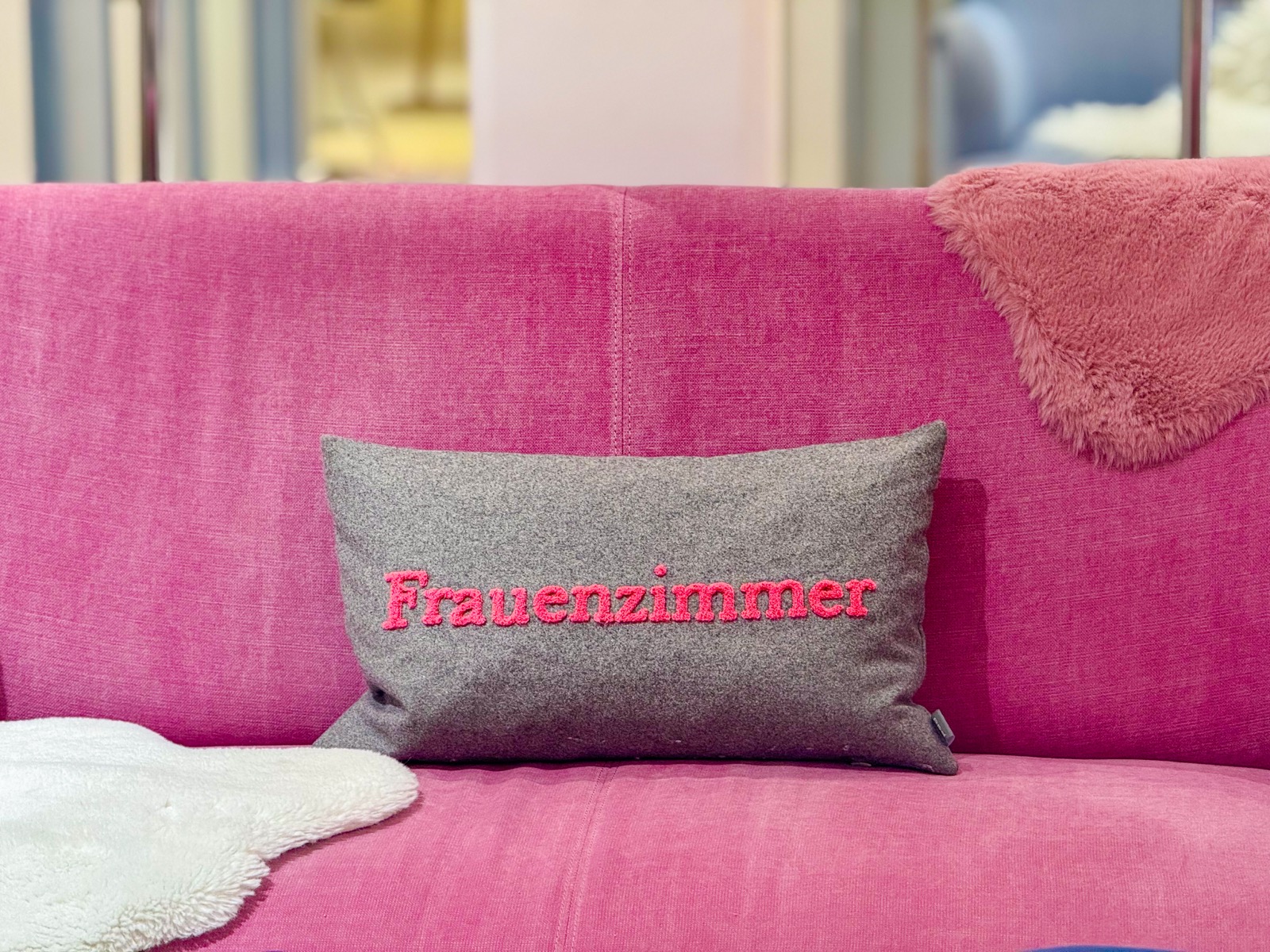 FRAUENZIMMER Boutique — Blick auf den Verkaufsraum mit ausgewählten Labels