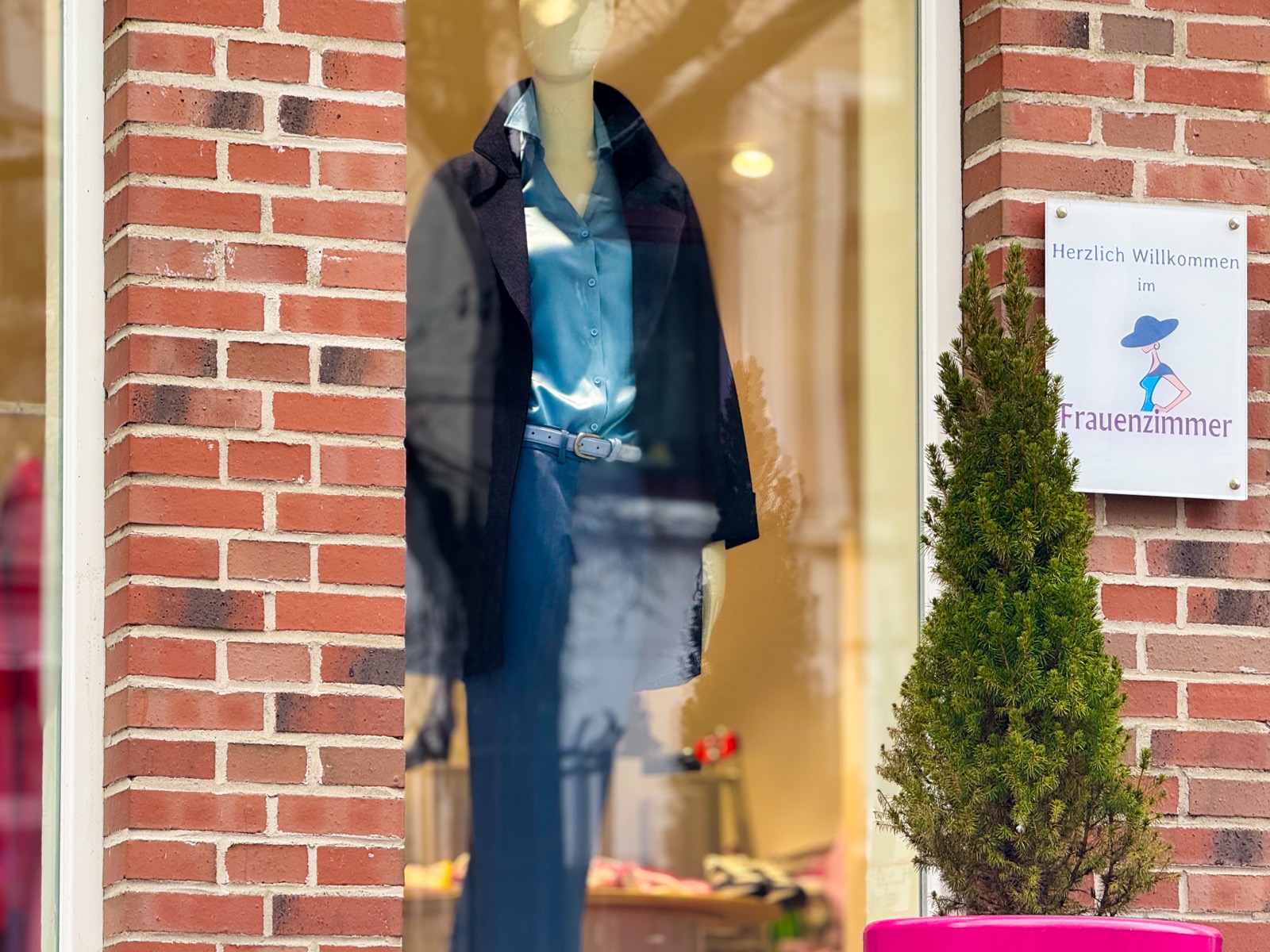 Innenansicht der FRAUENZIMMER Boutique in Buxtehude — Verkaufsraum mit ausgewählter Damenmode